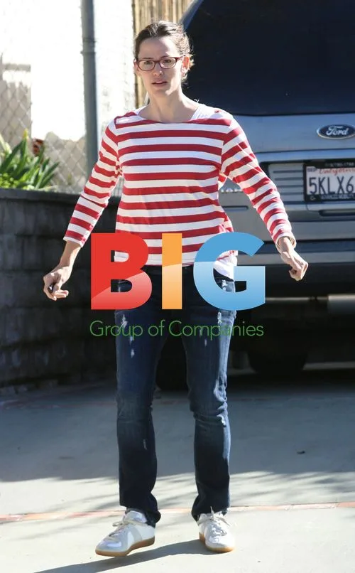 Jennifer Garner Leaving Friend's House
