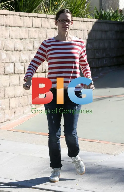 Jennifer Garner Leaving Friend\'s House