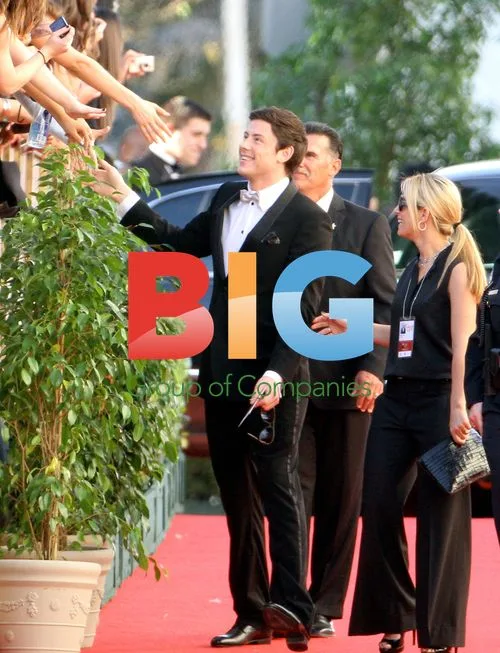 Glee Stars Arrive at Golden Globes