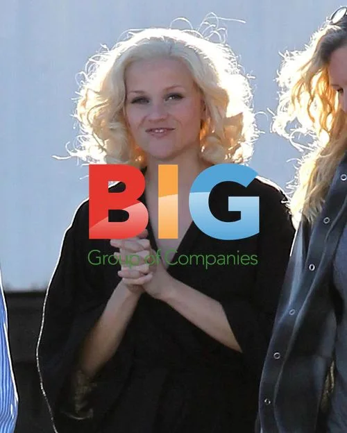 Reese Witherspoon and Robert Pattinson on 'Water For Elephants' set