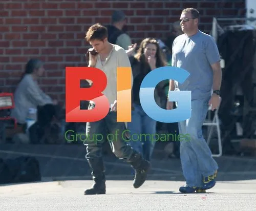 Reese Witherspoon and Robert Pattinson on Water For Elephants set