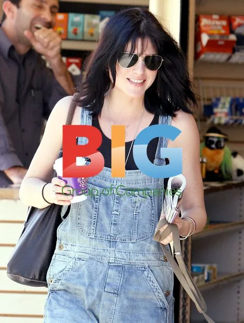 Pregnant Selma Blair Runs Errands