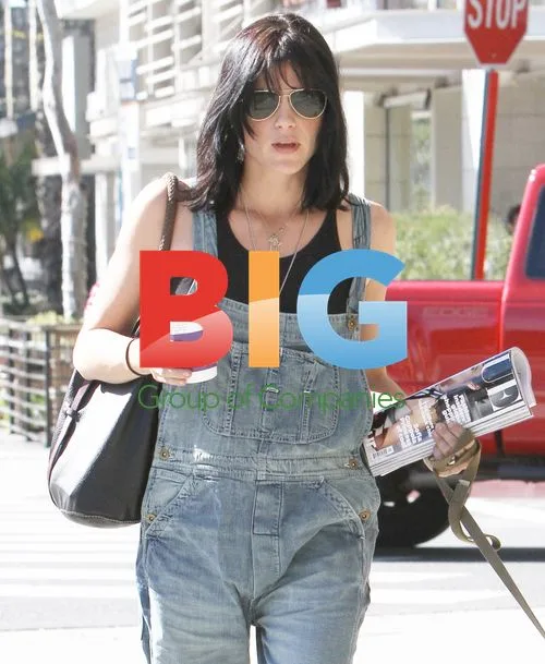 Pregnant Selma Blair Running Errands