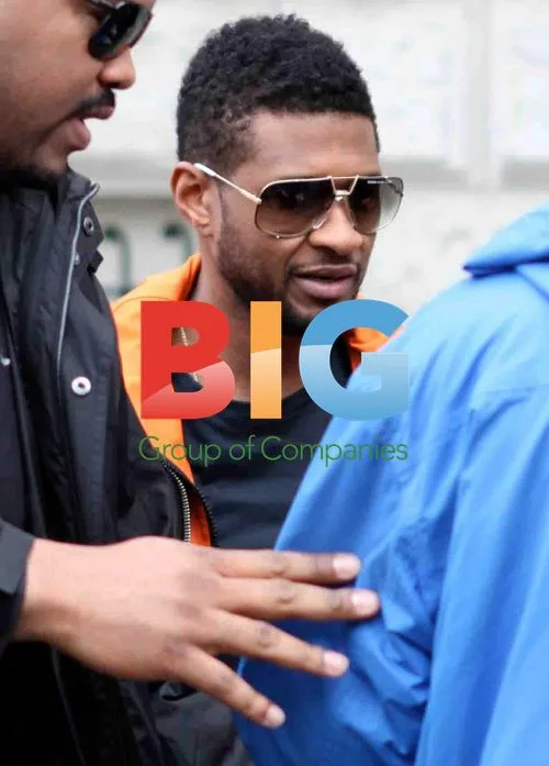 Usher with fans in Berlin