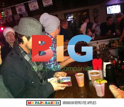 Orlando Bloom Drinks at Bar