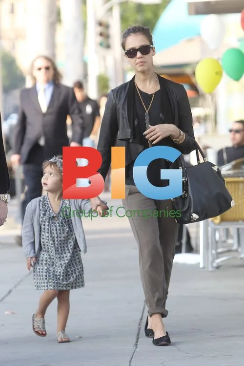 Jessica Alba and Honor Warren Get Cupcakes