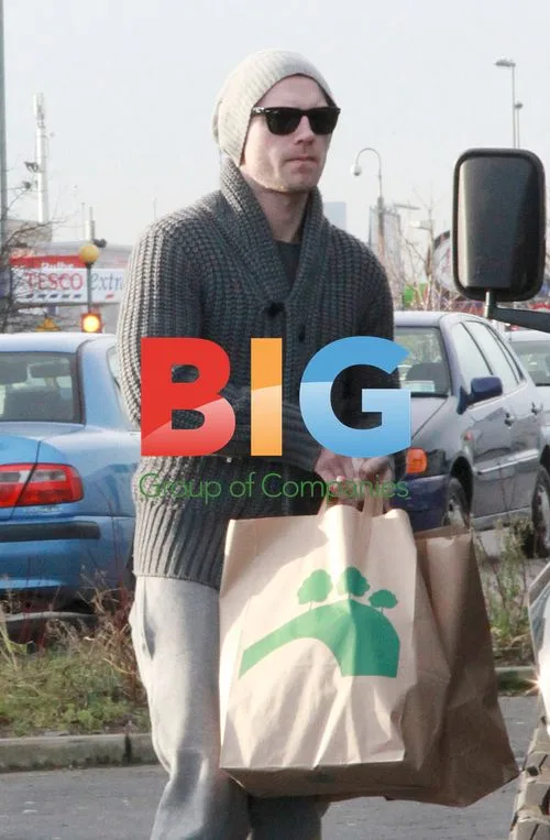 Ronan Keating Leaves Shopping Center