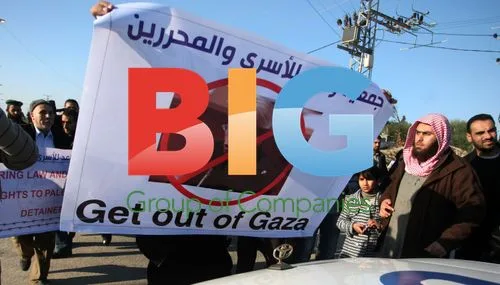 Palestinian protesters mob French minister's car in Gaza