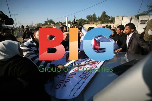 Palestinian protesters mob French minister's car in Gaza
