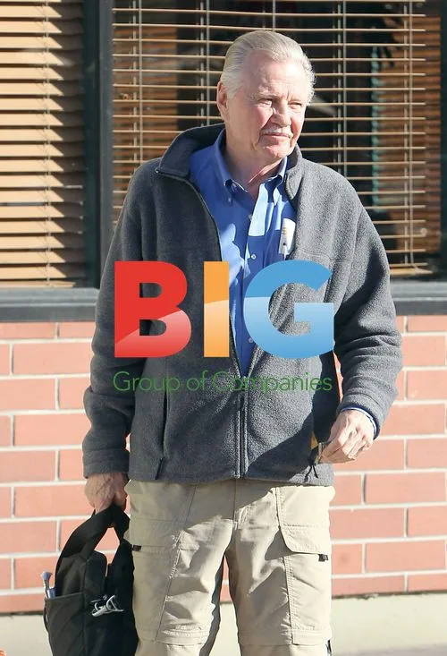 Jon Voight leaving Good Earth in Studio City