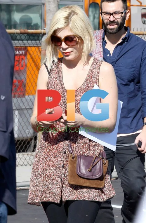 Tori Spelling and Dean McDermott Shopping