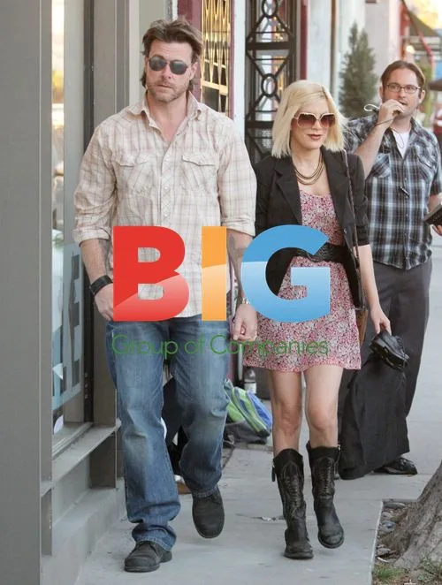 Tori Spelling and Dean McDermott Shopping