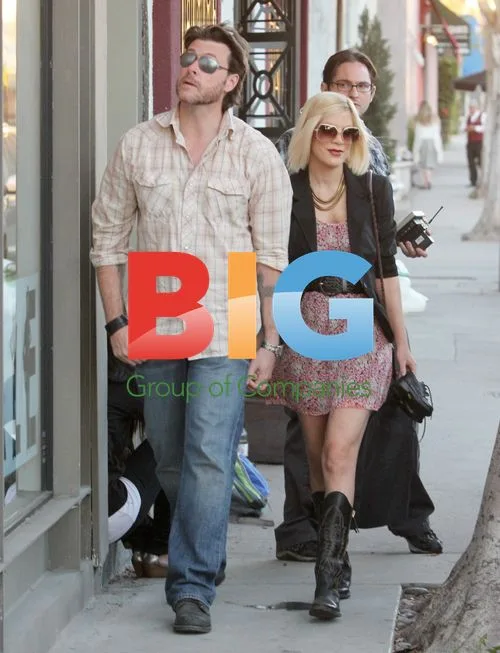 Tori Spelling and Dean McDermott Shopping