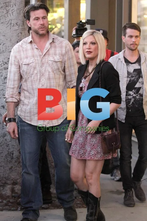 Tori Spelling and Dean McDermott Shopping