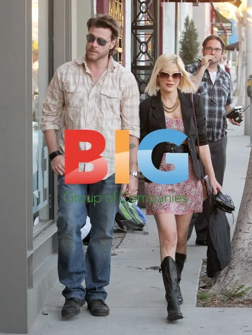 Tori Spelling and Dean McDermott Shopping
