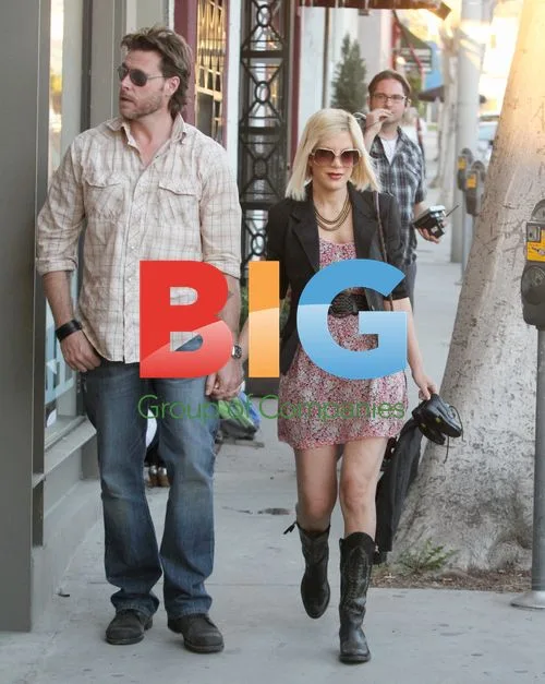 Tori Spelling and Dean McDermott Shopping