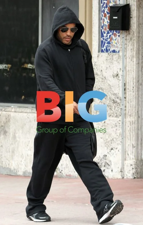 Lenny Kravitz Strolls Miami Streets