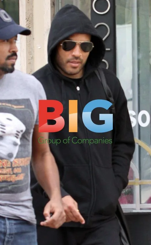Lenny Kravitz Strolling in Miami