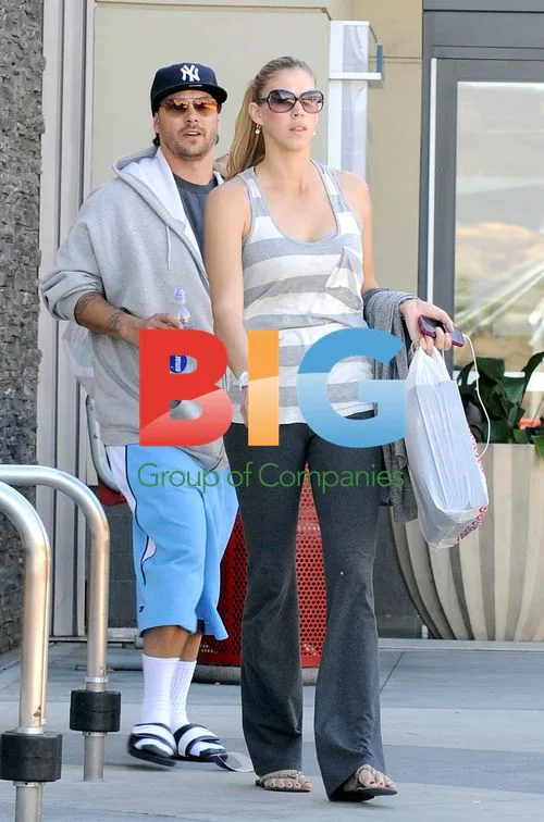 Kevin Federline and Pregnant Girlfriend Leaving K Mart