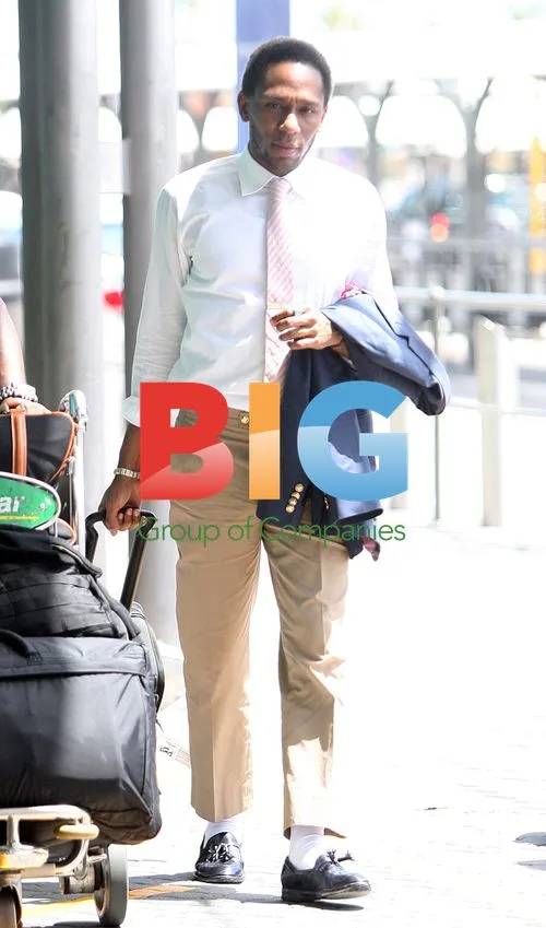 Mos Def Arrives at Perth Airport