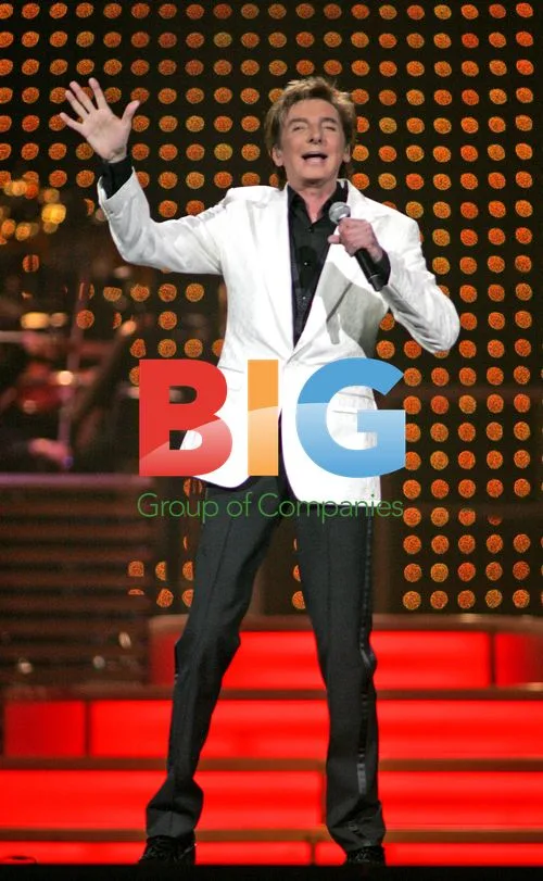 Barry Manilow performs in Florida