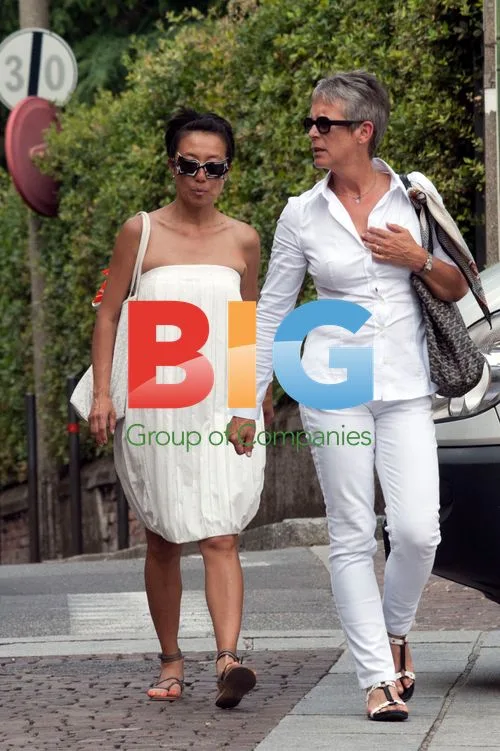 Jamie Lee Curtis Shopping in Italy