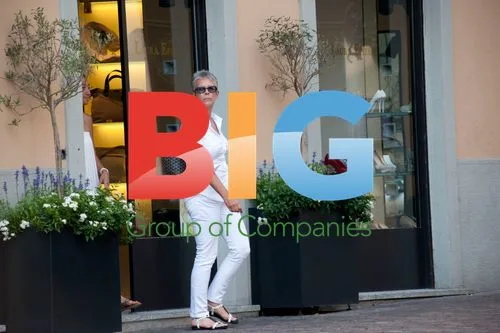 Jamie Lee Curtis Shopping in Milan