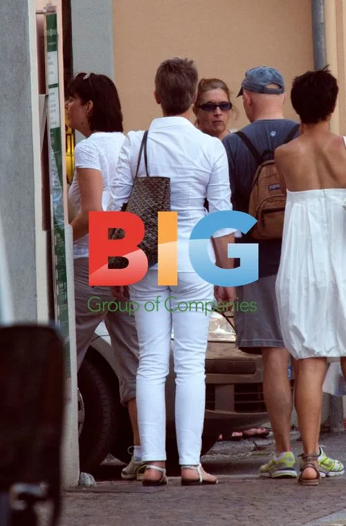 Jamie Lee Curtis Shopping in Milan