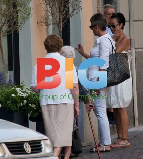 Jamie Lee Curtis Bra Shopping in Milan