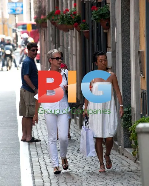 Jamie Lee Curtis Shopping in Milan