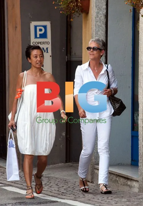 Jamie Lee Curtis Shopping in Milan