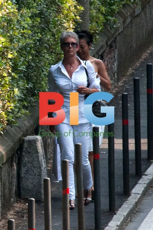 Jamie Lee Curtis Shopping in Milan