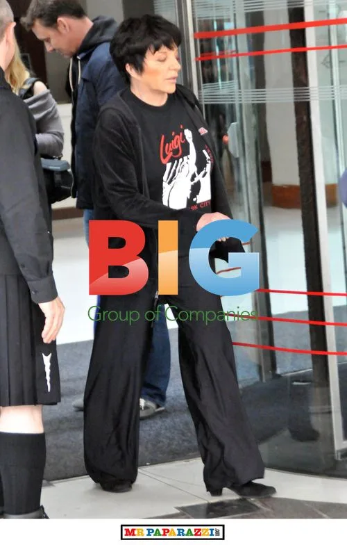Liza Minelli Spotted with Friends in Glasgow