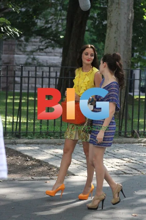 Leighton Meester & Roxane Mesquida on GOSSIP GIRLS Set