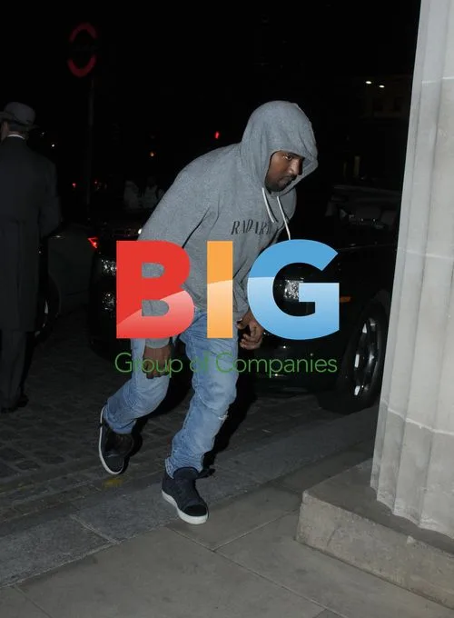 Kanye West Arrives at Hotel