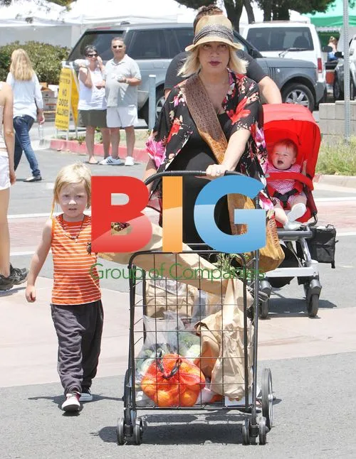 Tori Spelling Shops at Farmer's Market