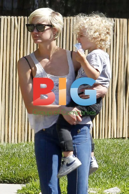 Ashlee Simpson Picks Up Son Bronx