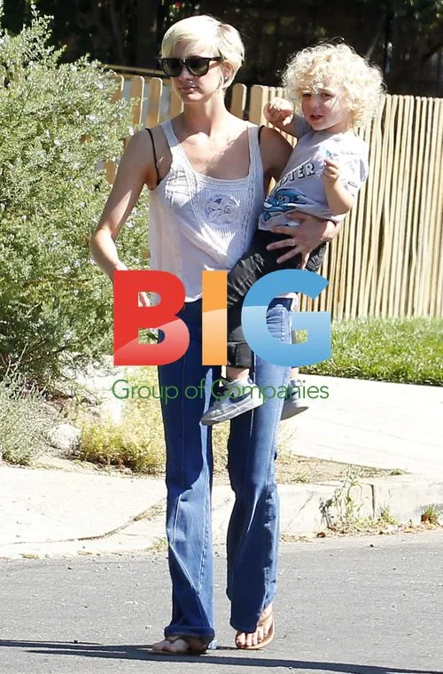 Ashlee Simpson Picks Up Son From School