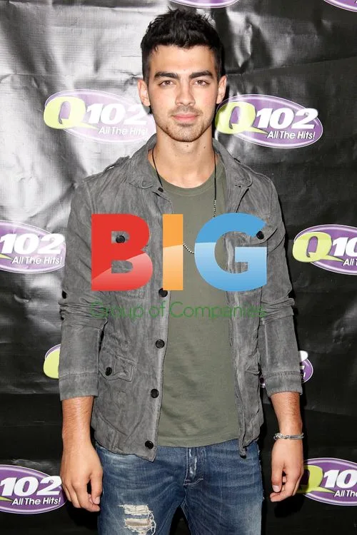 Joe Jonas Greeting Fans In Pennsylvania