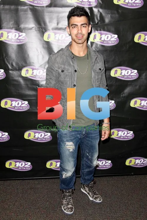 Joe Jonas Greets Fans in Pennsylvania