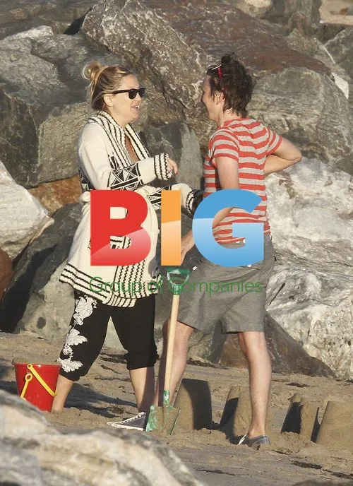 Kate Hudson's Beach Day with Family