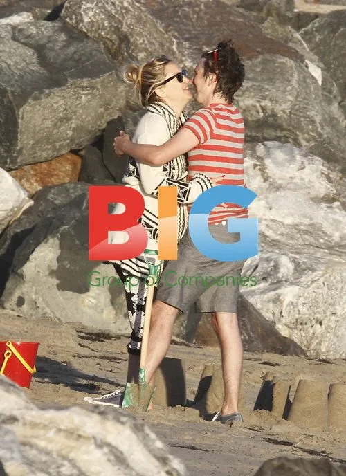 Kate Hudson with Family in Malibu