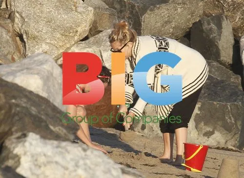 Kate Hudson with family on the beach