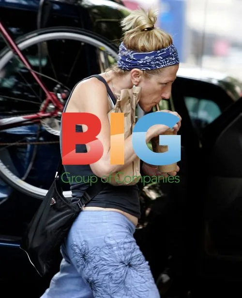 Edie Falco loading boxes in Tribeca, NYC