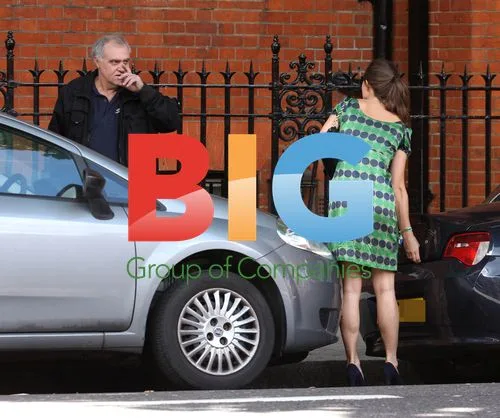 Pippa Middleton parks, bumps car