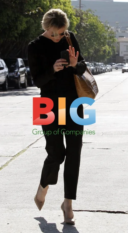 Renee Zellweger using Blackberry