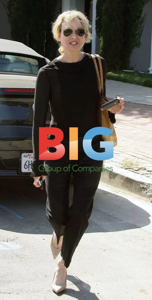 Renee Zellweger Using Blackberry