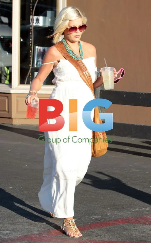 Tori Spelling Out With Family in Malibu