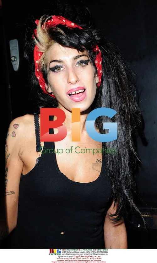 Amy Winehouse Talks to Paparazzi
