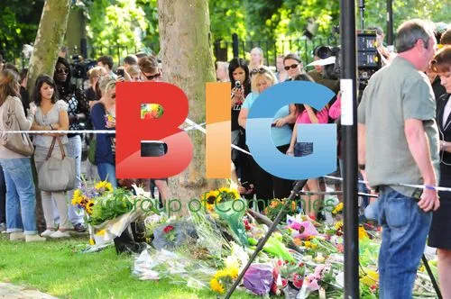 Fans Pay Respects to Amy Winehouse